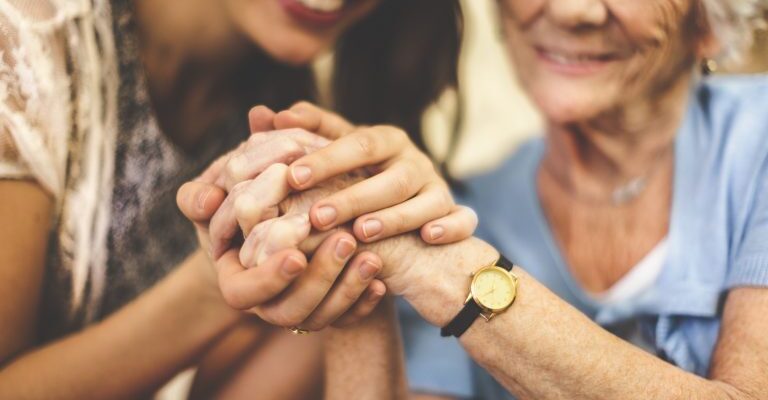 Relação entre idosos e a família