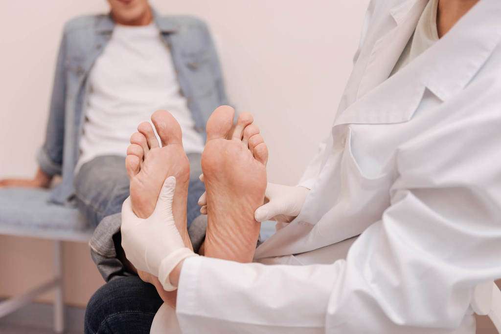 Como evitar dores nos pés na terceira idade? - Grupo ACASA